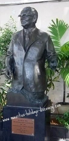 Bronze statue of Sir Seewoosagur Ramgoolam